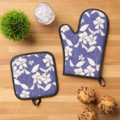 Moderne, met de hand getekende witte bloemen op ee ovenwant & pannenlap set (Top down)