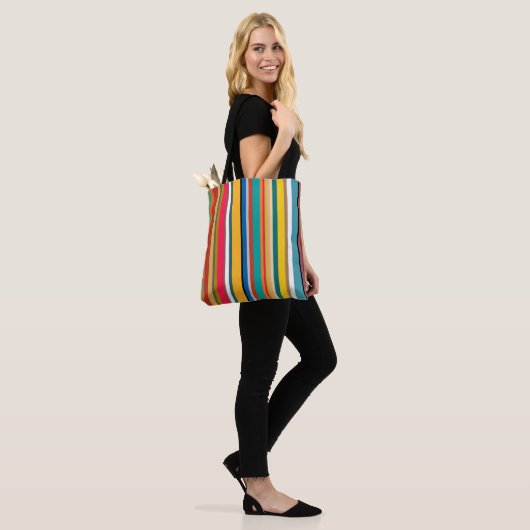 Moderne middeneeuwse strips tote bag (Op model)
