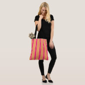 Moderne middenstrepen, roze Fuchsia en Oranje Tote Bag (Op model)