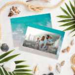 Moderne minieme foto-kerststrand feestdagenkaart<br><div class="desc">stijlvol kerstkaartontwerp met trendy mix van vet en script,  ruimte voor je gekozen foto aan de voorkant met strand en zee afbeelding aan de achterkant</div>