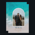 Moderne minieme foto-kerststrand feestdagenkaart<br><div class="desc">stijlvol kerstkaartontwerp met trendy mix van vet en script,  ruimte voor je gekozen foto aan de voorkant met strand en zee afbeelding aan de achterkant</div>