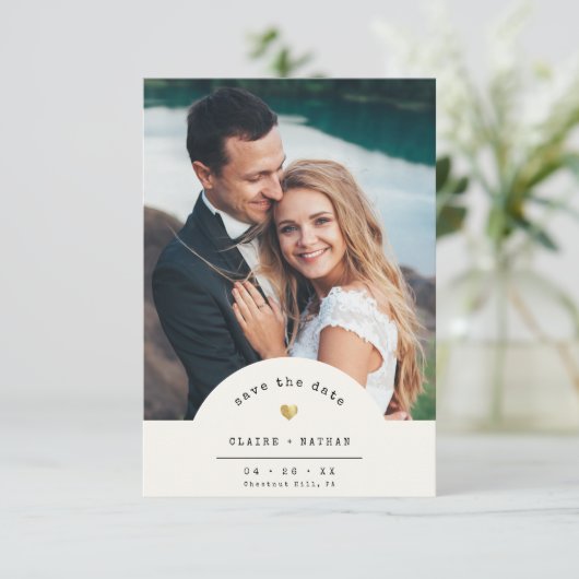 Moderne minieme goudfotobruiloft voor schrijfmachi save the date (Staand voorkant)