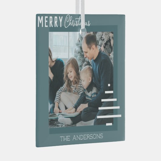 Moderne minieme groene kerstboompijn met prettig k glas ornament (Voorkant Rechts)