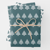 Moderne minieme groene kerstboompijn met prettig k inpakpapier vel (In situ)