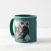 Moderne minieme groene kerstboompijn met prettig k mok (Voorkant links)