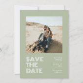 Moderne minieme Sage Green Typography Photo Weddin Save The Date (Voorkant)