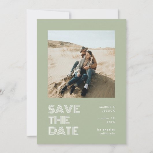 Moderne minieme Sage Green Typography Photo Weddin Save The Date (Voorkant)