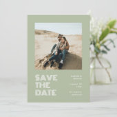 Moderne minieme Sage Green Typography Photo Weddin Save The Date (Staand voorkant)