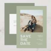 Moderne minieme Sage Green Typography Photo Weddin Save The Date (Voorkant / Achterkant)
