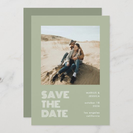 Moderne minieme Sage Green Typography Photo Weddin Save The Date (Voorkant / Achterkant)