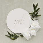 Moderne minimaal elegante script monogram bruiloft ronde sticker<br><div class="desc">Modern Minimal Elegant Script Monogram Wedding Classic Round Sticker Voeg een vleugje elegantie toe aan uw bruiloft met deze moderne, minimalistische en elegante scriptmonogram klassieke ronde stickers. Deze stickers zijn gemaakt in de kleuren boho (wit linnen) en muesli en zijn ideaal voor het afdichten van uitnodigingen, het maken van speciale...</div>