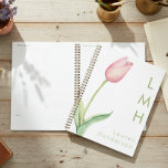 Moderne minimaal roze Waterverf tulp monogram Planner<br><div class="desc">Introductie van onze moderne en elegante planner, waar eenvoud en de schoonheid van een enkele steel roze waterverf tulp centraal staan. Tegen een ongerepte achtergrond geeft dit ontwerp de essentie van pure en ingetogen elegantie weer. Voeg een naam en initialen toe voor een persoonlijk tintje. Creëer door Simply Farmhouse Press....</div>