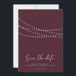 Moderne Minimaal String Lichtjes Foto Save the Dat Save The Date<br><div class="desc">Moderne minimaal ontwerp met twinkelende slingerlichtjes,  mooie moderne kalligrafie en jouw prachtige foto. Getoond in bordeauxrood,  maar is beschikbaar in andere populaire kleuren. Je kan ook eenvoudig de achtergrondkleur aanpassen aan je kleurenschema. * Ook beschikbaar als digitale download.</div>