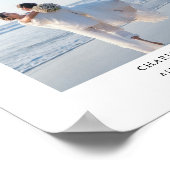 Moderne Minimaal Trouwboog Koppel Foto Poster (Hoek)