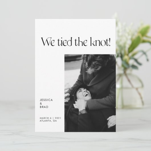 Moderne Minimaal Typography Net Getrouwd Gevlucht Aankondiging (Staand voorkant)