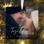 Moderne Minimal Christmas Couple Foto Metalen Ornament<br><div class="desc">Creëer een blijvende herinnering met het Modern Minimal Christmas Couple Photo Metal Ornament. Perfect voor koppels,  dit gepersonaliseerde ornament stelt u in staat om een speciaal moment van uw reis samen vast te leggen. Voeg een vleugje liefde toe aan uw vakantiedecor terwijl u gekoesterde herinneringen creëert die lang meegaan.</div>