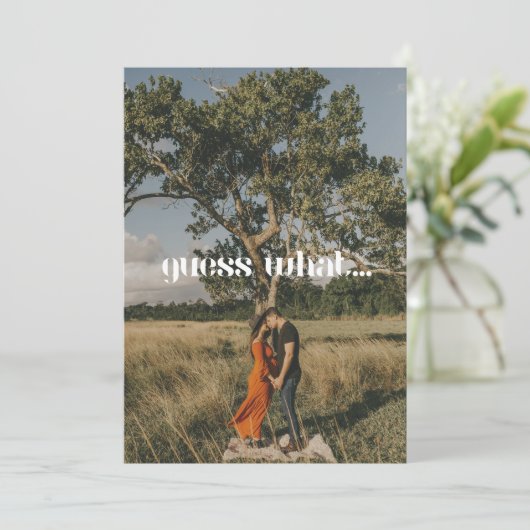 Moderne Minimal 'Guess What' 2 Fotozwangerschap Aankondiging (Staand voorkant)