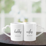Moderne Minimal Hubby en Wifey Pas getrouwd Loversmokken<br><div class="desc">Speciaal ontworpen koffieset voor de pasgetrouwden met een modern minimalistisch zwart-wit mok met gepersonaliseerde datum.</div>