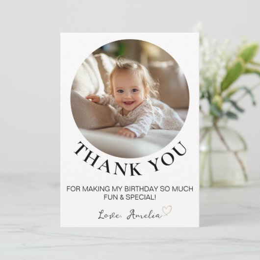Moderne Minimal Kids Verjaardagsfoto Dank u kaart (Staand voorkant)