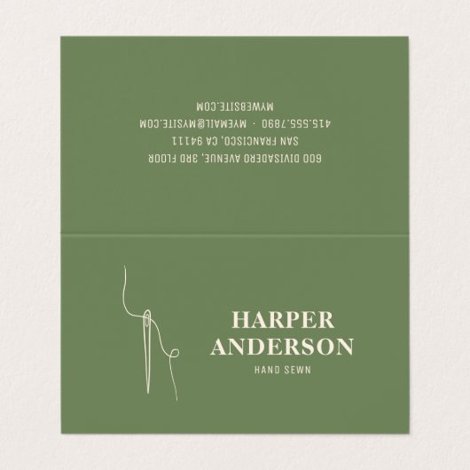 Moderne Minimal Naainaald Logo Groen Custom Visitekaartje (Buitenkant ongevouwen)