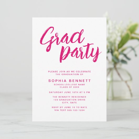 Moderne Minimal Pink Brush Script Graduation Party Kaart (Staand voorkant)