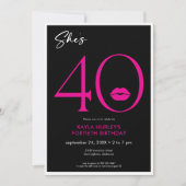 Moderne Minimal Pink Lips She's Forty Birthday QR Kaart (Voorkant)