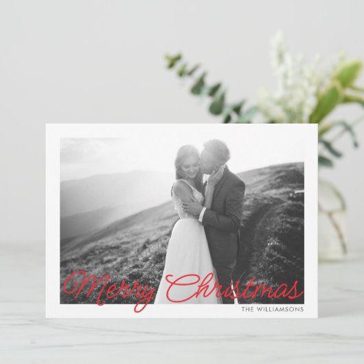 Moderne Minimal Red Script Kerst bruiloft foto Feestdagenkaart (Staand voorkant)