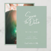 Moderne Minimal Sage Groen Script Foto Huwelijk Save The Date (Voorkant / Achterkant)