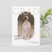 Moderne Minimal Script Photo Graduation Party Beig Kaart (Staand voorkant)