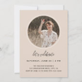 Moderne Minimal Script Photo Graduation Party Beig Kaart (Achterkant)