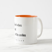 Moderne Minimal Simple Bold Smile Tandarts Gift Tweekleurige Koffiemok (Voorkant rechts)