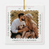 Moderne Minimal Wavy Eerste Kerstverloofde Foto Keramisch Ornament (Achterkant)