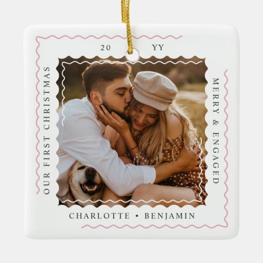 Moderne Minimal Wavy Eerste Kerstverloofde Foto Keramisch Ornament (Voorkant)