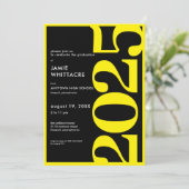 Moderne Minimal Yellow Typography Graduation Party Kaart (Staand voorkant)