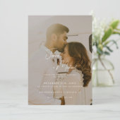 Moderne minimale 2-foto Beige bruiloft Kaart (Staand voorkant)