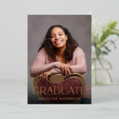 Moderne minimale Afstuderen 2 Foto Roos Gold Folie Uitnodiging (Staand Voorkant)