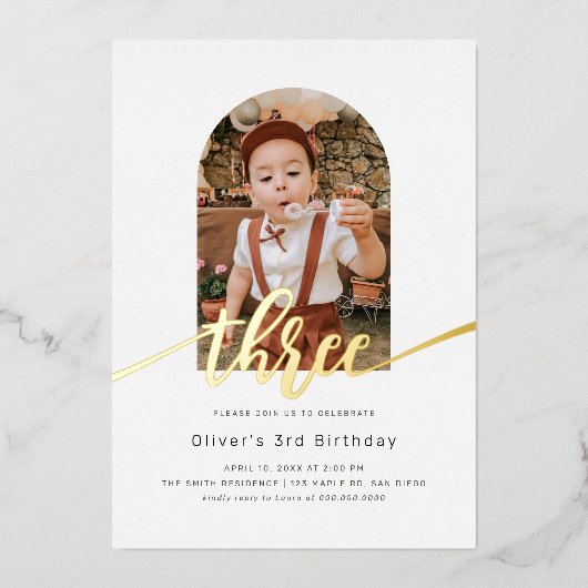 Moderne minimale Arch Foto 3rd Birthday Folie Uitnodiging (Voorkant)