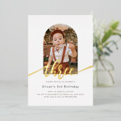 Moderne minimale Arch Foto 3rd Birthday Folie Uitnodiging (Staand Voorkant)