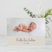Moderne minimale beige eenvoudige foto geboorte aankondiging (Staand voorkant)