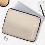 Moderne minimale beige gepersonaliseerde naam laptop sleeve<br><div class="desc">Moderne Minimal Beige gepersonaliseerde naam laptop sleeve. Verhoog uw toestel met deze chique accessoire met een strak, minimalistisch design in tijdloos beige. Pas het aan met jouw naam voor een unieke touch. Deze laptophoes is gemaakt voor stijl en bescherming en is ideaal voor mensen die eenvoud en personalisatie op prijs...</div>