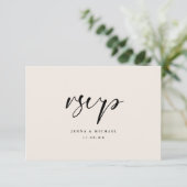 Moderne minimale Beige Script bruiloft RSVP Kaartje (Staand voorkant)