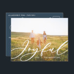 Moderne minimale bladergrootte 1-fotoscript elegan feestdagenkaart<br><div class="desc">Moderne minuscule foliage script,  elegant,  vrolijk kerstvakantie briefkaart. Met de hand geschilde eucalyptus,  een minimale bladermassa en een moderne rustige rivierkreet geven deze vakantiekaart een luxueus gevoel. In de klas groenen,  browsen en grays.</div>