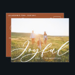 Moderne minimale bladergrootte 1-fotoscript elegan feestdagenkaart<br><div class="desc">Moderne minuscule foliage script,  elegant,  vrolijk kerstvakantie briefkaart. Met de hand geschilde eucalyptus,  een minimale bladermassa en een moderne rustige rivierkreet geven deze vakantiekaart een luxueus gevoel. In de klas groenen,  browsen en grays.</div>