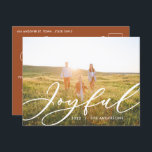 Moderne minimale bladergrootte 1-fotoscript elegan feestdagenkaart<br><div class="desc">Moderne minuscule foliage script,  elegant,  vrolijk kerstvakantie briefkaart. Met de hand geschilde eucalyptus,  een minimale bladermassa en een moderne rustige rivierkreet geven deze vakantiekaart een luxueus gevoel. In de klas groenen,  browsen en grays.</div>