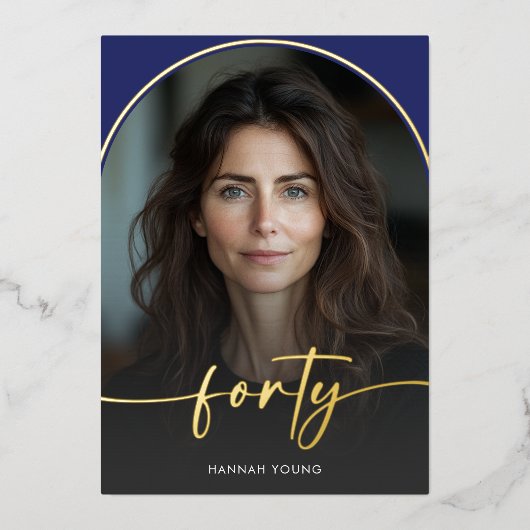 Moderne minimale blauwe boog veertigste verjaardag folie uitnodiging (Voorkant)