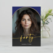 Moderne minimale blauwe boog veertigste verjaardag folie uitnodiging (Staand Voorkant)