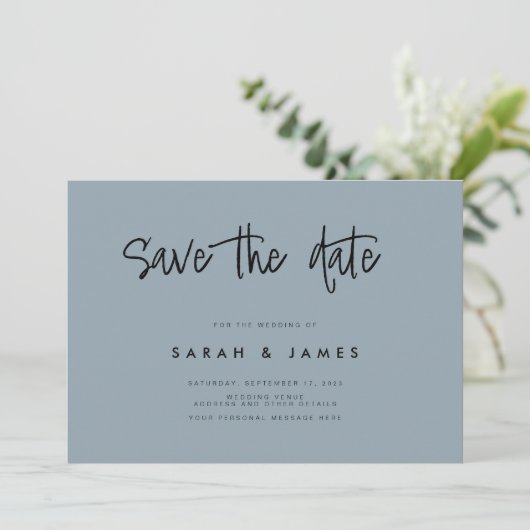 Moderne, minimale blauwe bruiloft met mosterdblauw save the date (Staand voorkant)