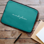 Moderne minimale Blauwgroen blauwe monogram, volle Laptop Sleeve<br><div class="desc">Een modern en minimaal blauwgroen blauw en wit krommend monogrammed volledig naamontwerp.</div>