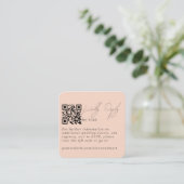 Moderne minimale Bleke zalm RSVP QR Code Kaart (Staand voorkant)