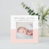 Moderne minimale blush roze aankondiging geboorte  (Staand voorkant)